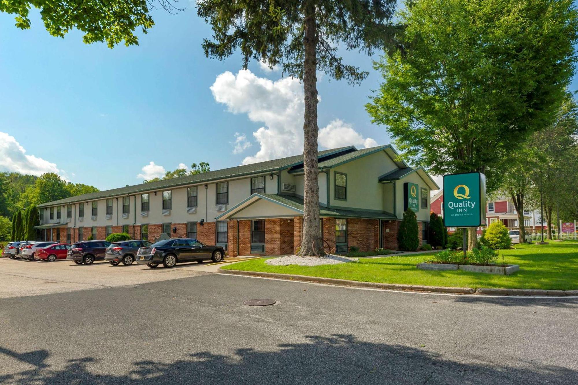 5 Smart 2-Star Hotels in The Berkshires Worth Booking
