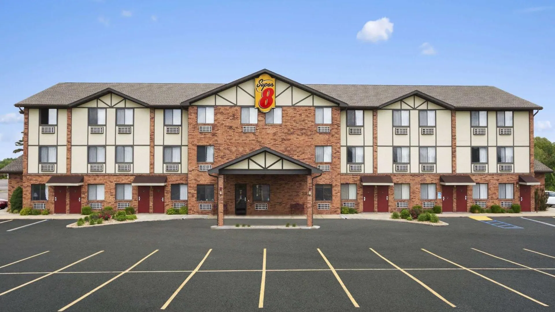 Staying in the Ozarks: 7 Historic Hotels Compared