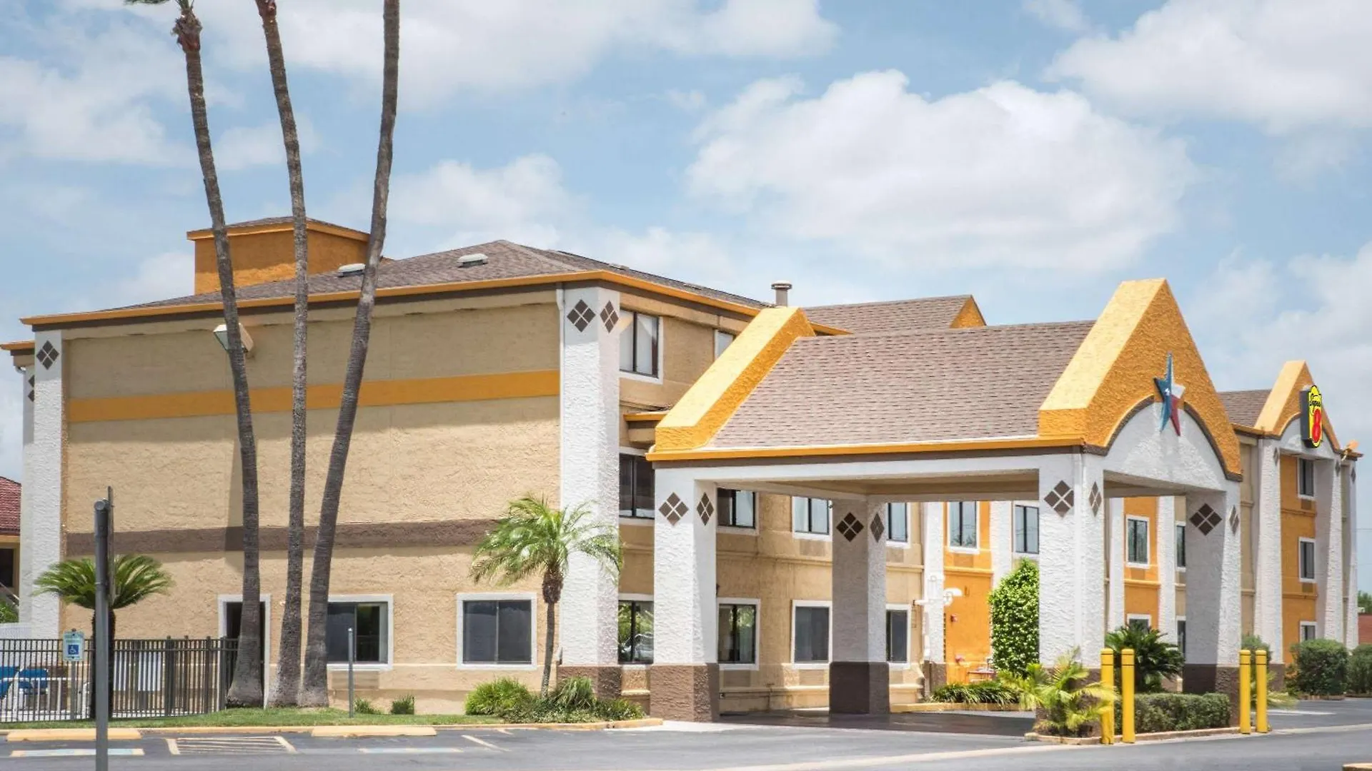 Staying Near Iwo Jima Memorial Museum: 7 Airport Hotels Compared